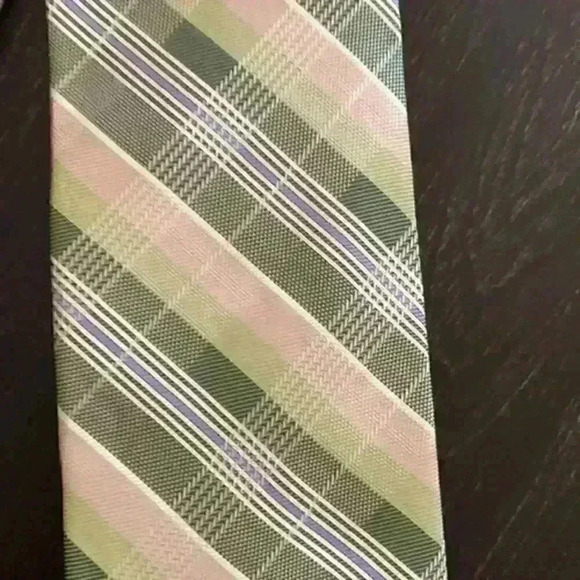 Jos A Bank Tie EUC - Picture 2 of 4